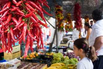 Chillischoten auf einem Markt auf Mallorca