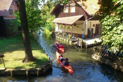 Deutschland-Spreewald-Gruppe-Kanufahrer-im-Kanal