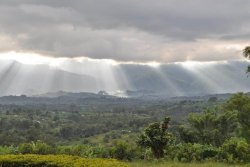 Uganda-individuell-Sonnenstrahlen-durch-Wolken