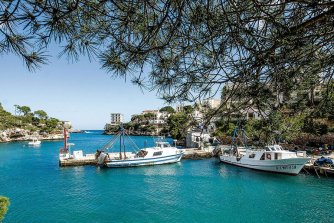 Drei Boote in einer Bucht von Mallorca